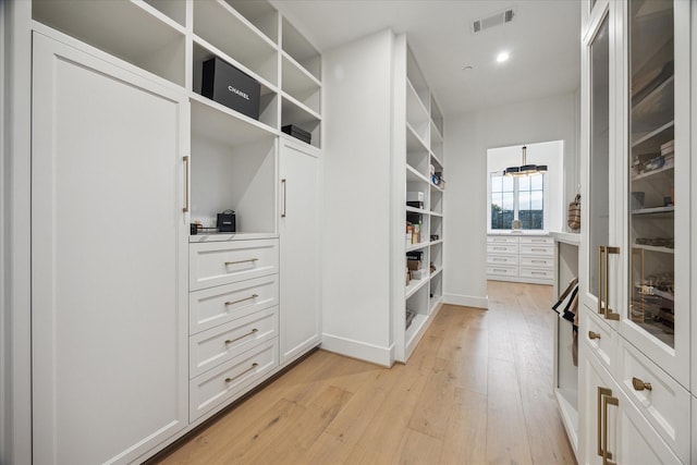 510 Wilmington Dr, Bellaire, TX 77401 - walk in closet featuring light wood-type flooring