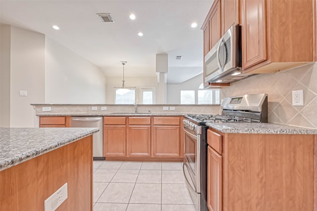 11519 Staffordale Ct, Cypress, TX 77433 - kitchen featuring appliances with stainless steel finishes, a sink, backsplash, a peninsula, and recessed lighting