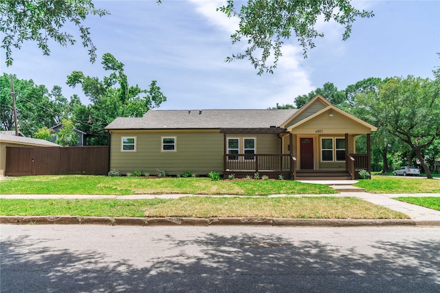 4801 Walker St, Houston, TX 77023 - ranch-style home featuring a front lawn and a porch