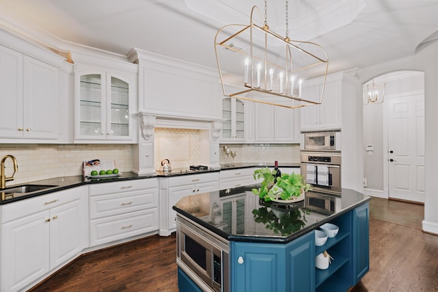 26 Commanders Pt, Missouri City, TX 77459 - kitchen featuring stainless steel appliances, blue cabinetry, a sink, and white cabinets