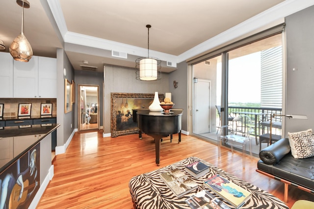 3333 Allen Pkwy Unit 1508, Houston, TX 77019 - living room featuring light wood-style floors, baseboards, and crown molding