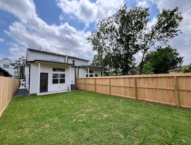 3109 Orange St, Houston, TX 77020 - rear view of house with a fenced backyard