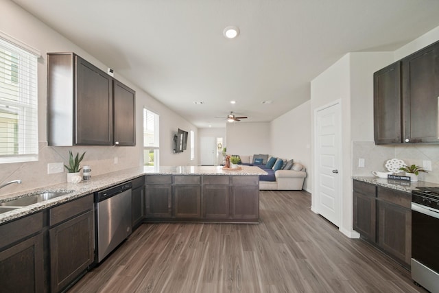 5330 Briana Dee Dr, Rosharon, TX 77583 - kitchen with stainless steel appliances, a peninsula, wood finished floors, ceiling fan, and recessed lighting