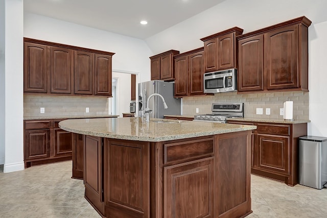 4003 N Creekmont Dr, Fresno, TX 77545 - kitchen featuring appliances with stainless steel finishes, a sink, tasteful backsplash, a kitchen island with sink, and recessed lighting