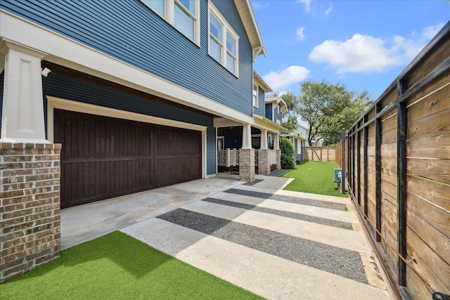 446 Arlington St, Houston, TX 77007 - view of side of property with driveway and a garage