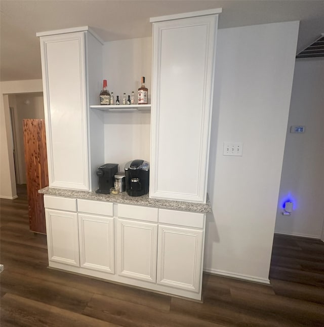 12107 English Brook Cir, Humble, TX 77346 - detailed view of wood finished floors and a bar
