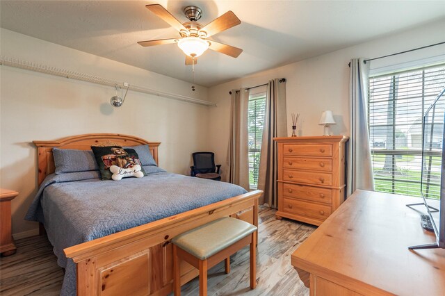 811 Hackberry Ln, Friendswood, TX 77546 - bedroom featuring light wood finished floors, an office area, and ceiling fan