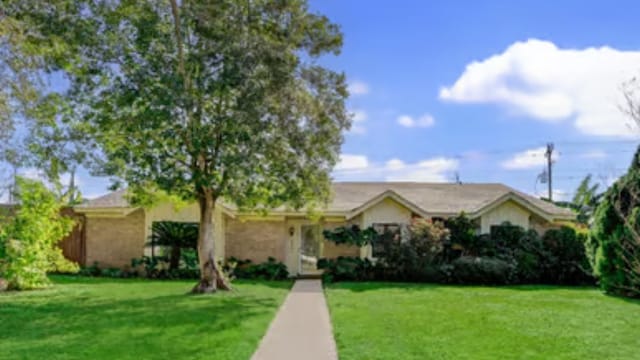 8007 Twin Hills Dr, Houston, TX 77071 - view of front of house featuring a front yard