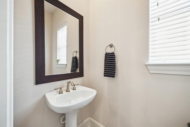 2713 Cohn Gdn, Houston, TX 77007 - bathroom featuring baseboards