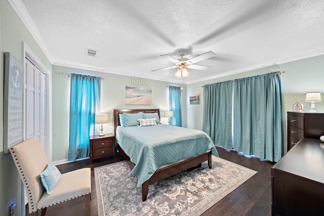 22321 Vista Del Mar, Galveston, TX 77554 - bedroom featuring a textured ceiling, crown molding, dark wood-style floors, ceiling fan, and a closet