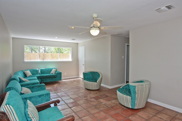 918 Longview Dr, Sugar Land, TX 77478 - living area with baseboards, recessed lighting, and ceiling fan