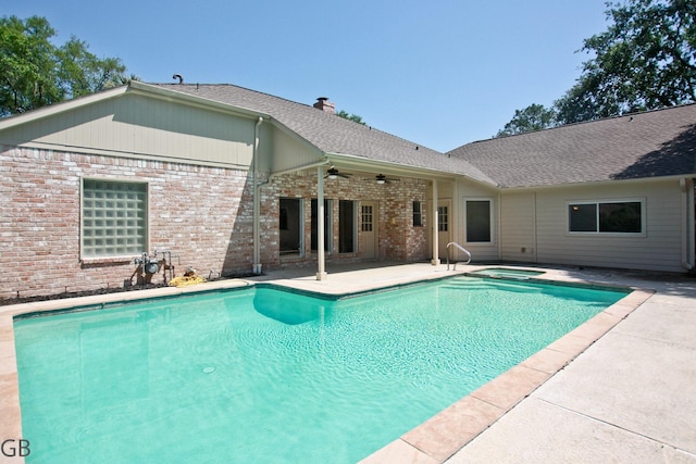 918 Longview Dr, Sugar Land, TX 77478 - swimming pool featuring an in-ground hot tub, a ceiling fan, and a patio area
