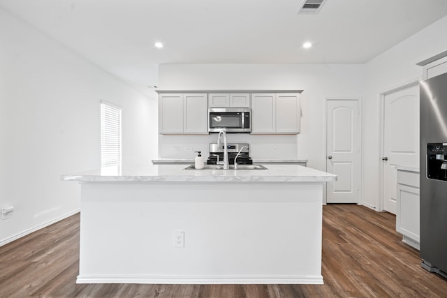 5115 Belmont Hill Ct, Spring, TX 77373 - kitchen featuring stainless steel appliances, a sink, a center island with sink, dark wood-style flooring, and recessed lighting