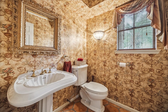 5718 Glenmere Ln, Spring, TX 77379 - half bath with toilet, baseboards, tile patterned floors, and wallpapered walls