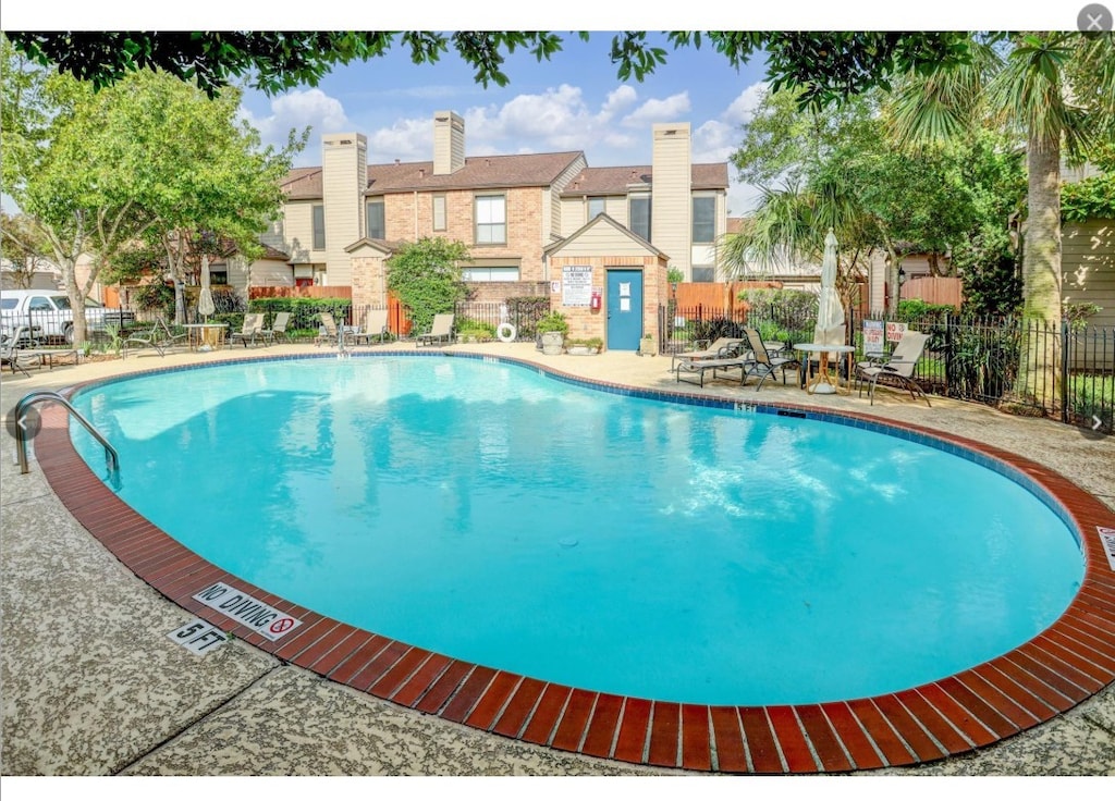 1201 Mcduffie St Unit 122, Houston, TX 77019 - community pool with a patio