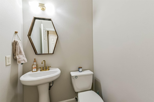 1513 Nagle St, Houston, TX 77003 - half bathroom featuring toilet and baseboards