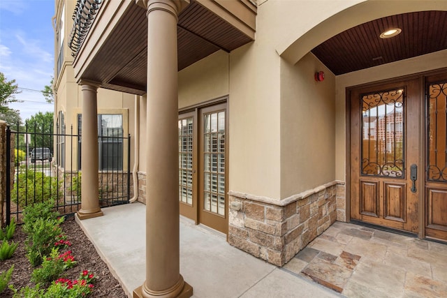 2403 Commonwealth St, Houston, TX 77006 - view of exterior entry featuring stucco siding and stone siding