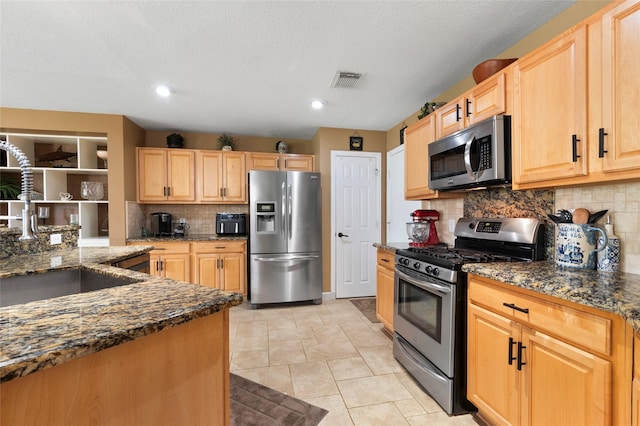 3803 Shiloh Park Ct, Friendswood, TX 77546 - kitchen with appliances with stainless steel finishes, light brown cabinets, backsplash, a sink, and recessed lighting