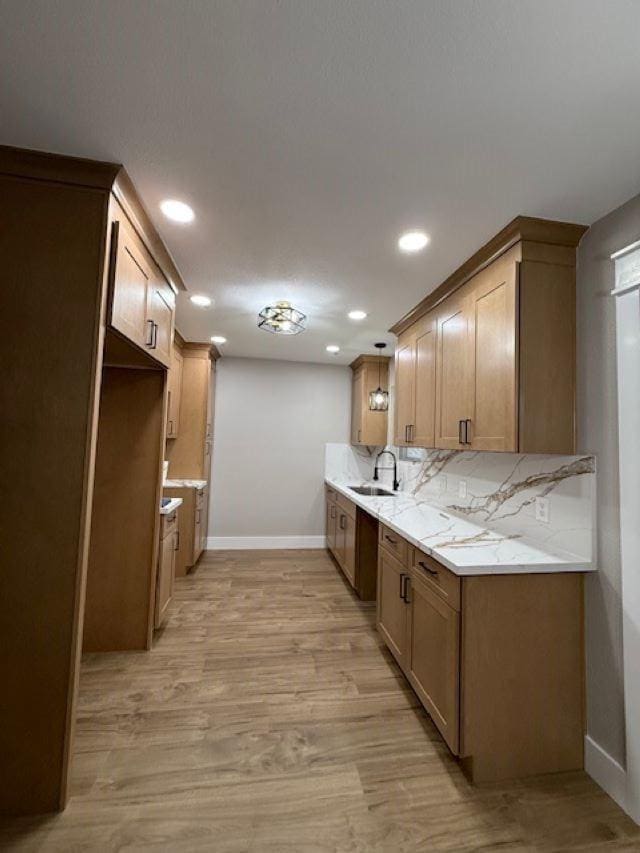 674 Meadowgreen Dr, Port Neches, TX 77651 - kitchen featuring baseboards, backsplash, recessed lighting, a sink, and light wood finished floors