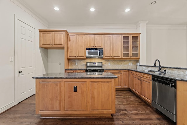 9269 Buffalo Speedway, Houston, TX 77025 - kitchen featuring appliances with stainless steel finishes, a sink, crown molding, a kitchen island, and recessed lighting