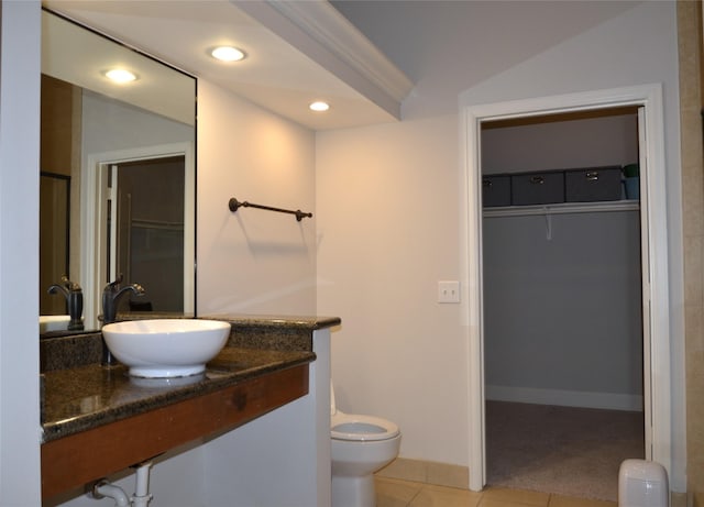 2203 Dorrington St Unit 403, Houston, TX 77030 - bathroom featuring a sink, a spacious closet, tile patterned flooring, toilet, and recessed lighting