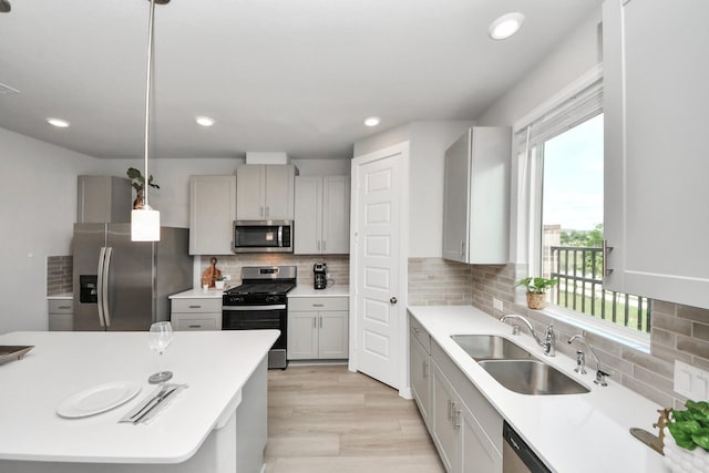 10053 Cloud Mist Dr, Houston, TX 77080 - kitchen with stainless steel appliances, a sink, tasteful backsplash, recessed lighting, and light countertops