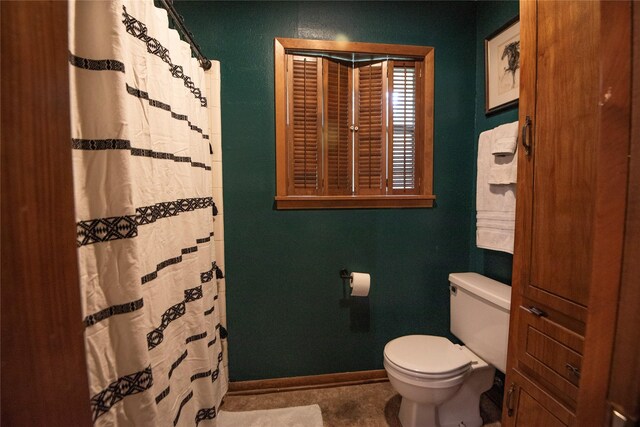 5150 Sandy Creek Ln, Brenham, TX 77833 - bathroom featuring toilet, baseboards, and a shower with curtain