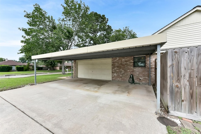 402 E Lambuth Ln, Deer Park, TX 77536 - garage with concrete driveway