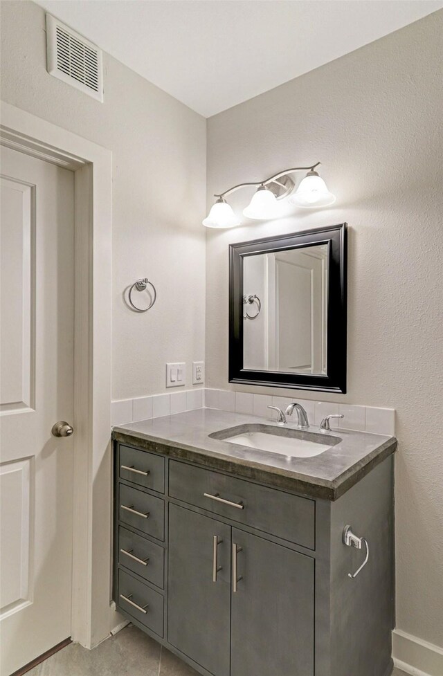 1011 Studemont St Unit 304, Houston, TX 77007 - bathroom featuring vanity