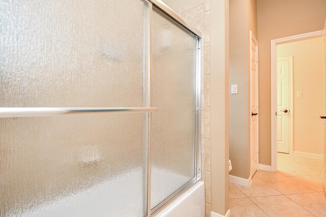902 Delford Way, Sugar Land, TX 77479 - full bath with tile patterned floors, toilet, bath / shower combo with glass door, and baseboards