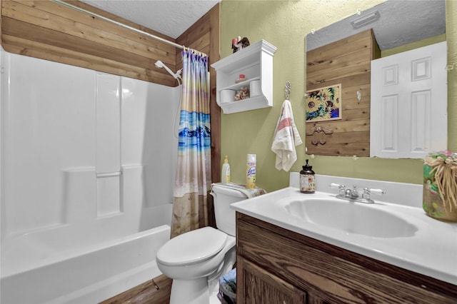 2000 E Beverly Dr, Shepherd, TX 77371 - bathroom featuring toilet, vanity, a textured ceiling, shower / tub combo with curtain, and wood finished floors