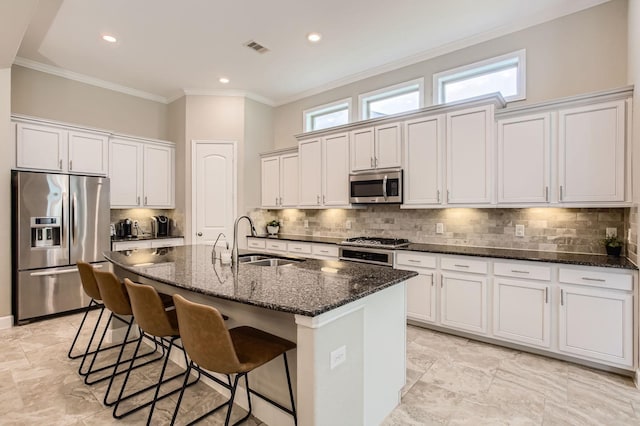 502 Pearl View Ln, Pinehurst, TX 77362 - kitchen with stainless steel appliances, a sink, a kitchen breakfast bar, dark stone counters, and crown molding