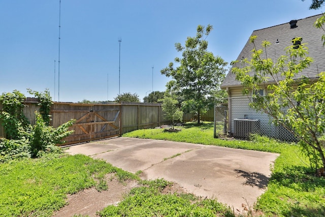 8606 Quail Vista Dr, Missouri City, TX 77489 - view of yard featuring central AC unit and a gate
