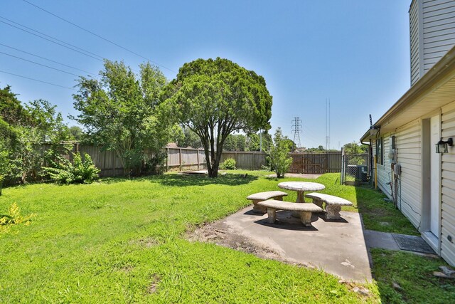 8606 Quail Vista Dr, Missouri City, TX 77489 - view of yard with a patio area