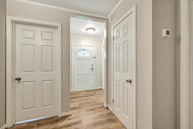 515 Canadian St, Houston, TX 77009 - entrance foyer featuring ornamental molding, light wood finished floors, and baseboards
