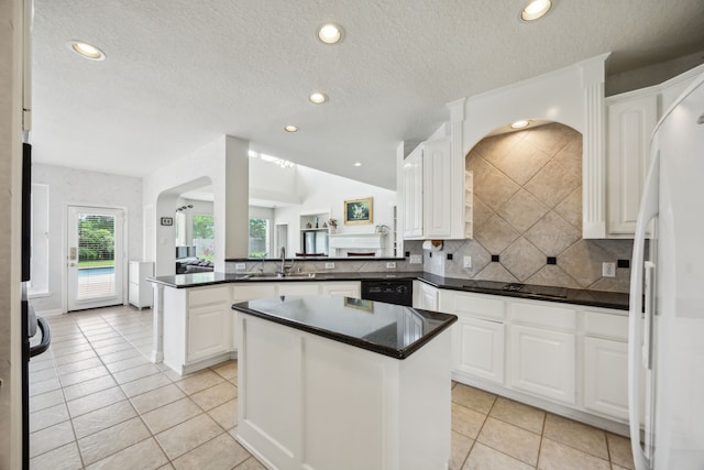 5539 Emerald Pointe Ct, Sugar Land, TX 77479 - kitchen featuring black appliances, a sink, a peninsula, dark countertops, and backsplash
