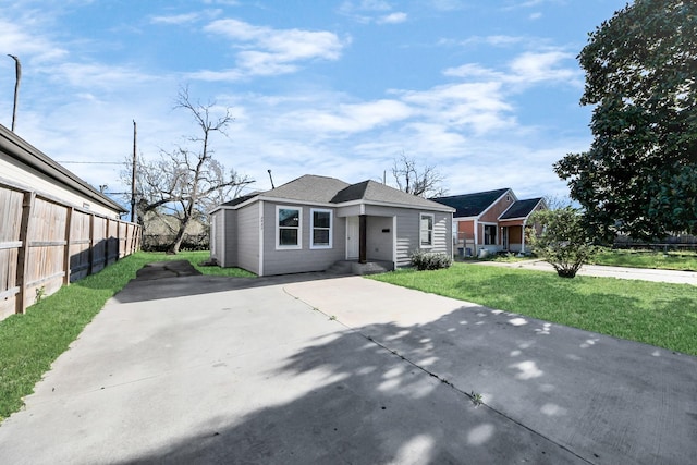 3437 Seabrook St, Houston, TX 77021 - view of front facade with driveway and a front yard