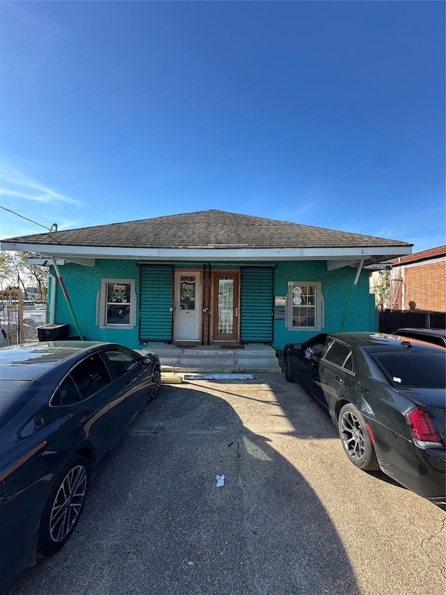 304 Lockwood Dr, Houston, TX 77011 - single story home with covered porch