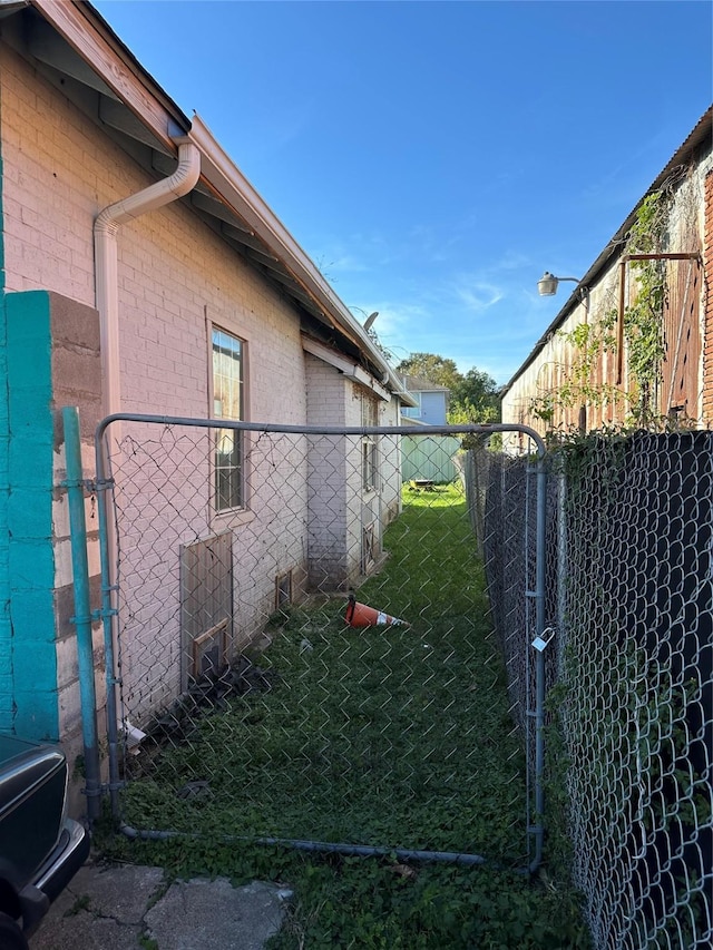 304 Lockwood Dr, Houston, TX 77011 - view of side of property with brick siding