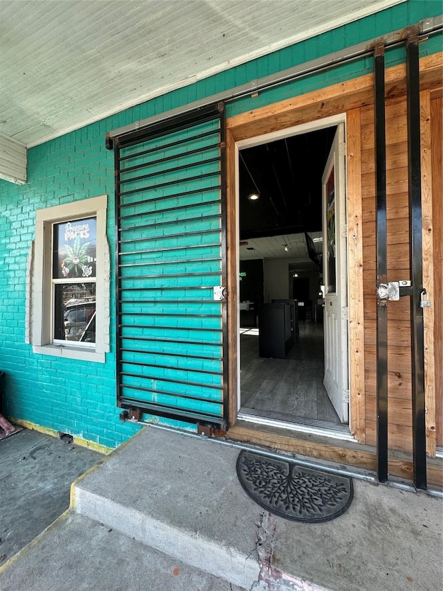 304 Lockwood Dr, Houston, TX 77011 - entrance to property with brick siding