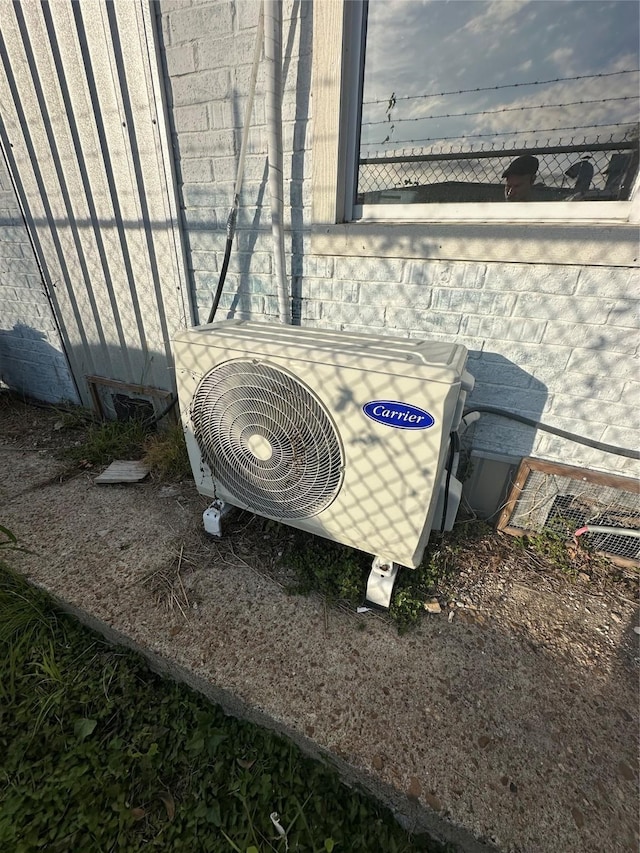 304 Lockwood Dr, Houston, TX 77011 - exterior view of a cooling unit