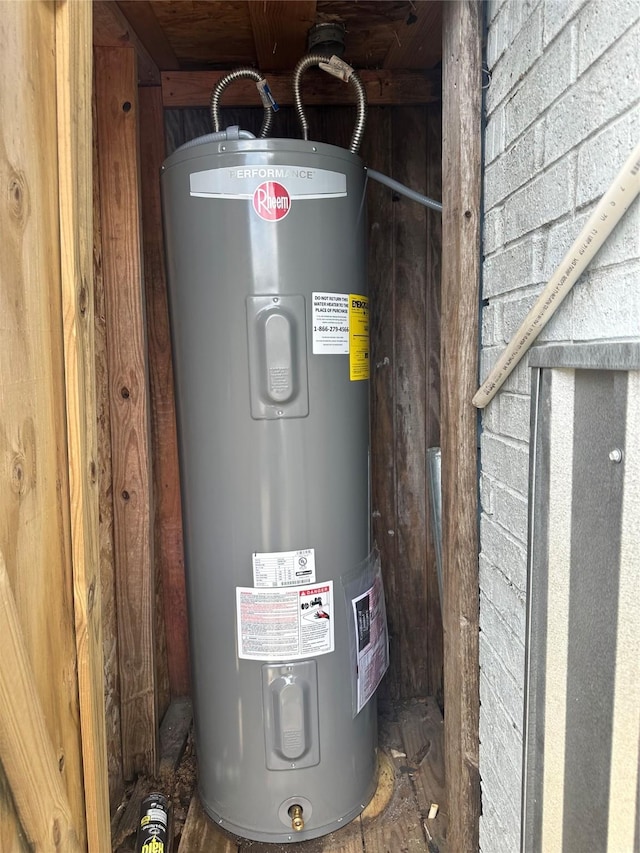304 Lockwood Dr, Houston, TX 77011 - utilities featuring electric water heater
