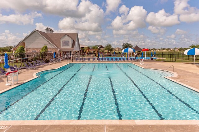 9807 Opal Rock Dr, Rosharon, TX 77583 - community pool with a patio