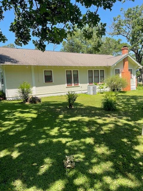 2114 E Lufkin Ave, Lufkin, TX 75901 - view of front facade with a front lawn and a chimney