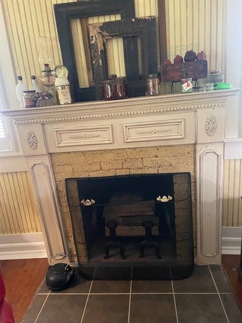 2114 E Lufkin Ave, Lufkin, TX 75901 - detailed view of a fireplace with flush hearth
