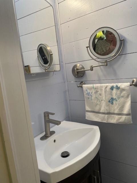 2114 E Lufkin Ave, Lufkin, TX 75901 - half bathroom featuring vanity