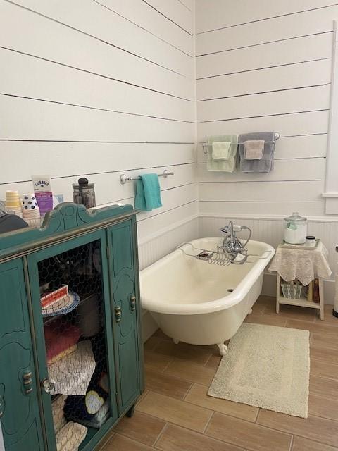 2114 E Lufkin Ave, Lufkin, TX 75901 - full bath featuring a freestanding bath and wood walls