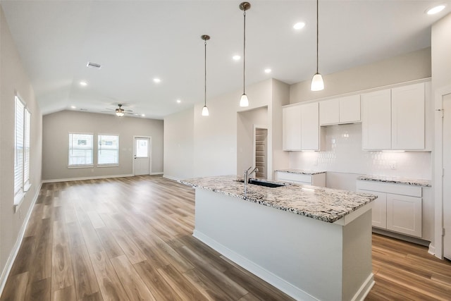 1203 Wildflower Way Dr, Beasley, TX 77417 - kitchen featuring ceiling fan, white cabinetry, tasteful backsplash, light wood-type flooring, and recessed lighting