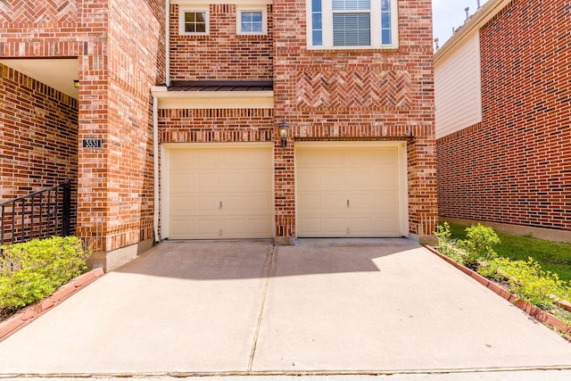 3531 Urban Woods Trl, Houston, TX 77008 - garage featuring driveway