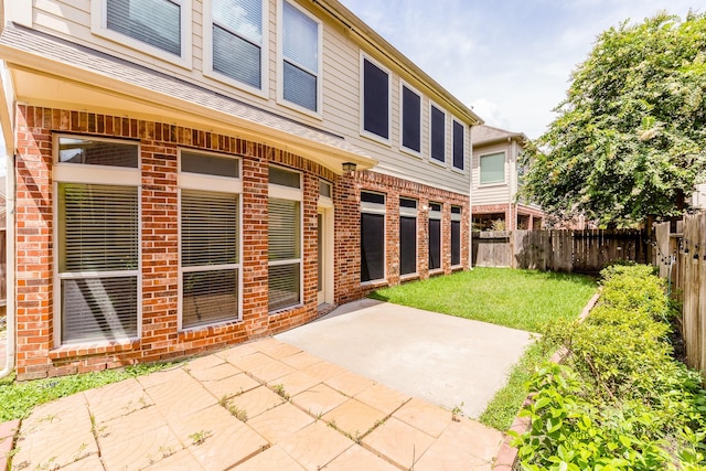3531 Urban Woods Trl, Houston, TX 77008 - fenced backyard featuring a patio area